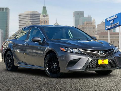 Used 2020 Toyota Camry SE image 2
