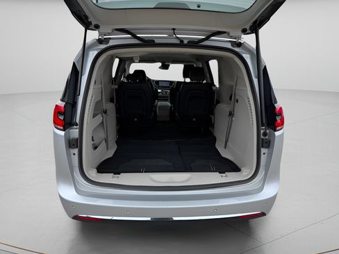 Used 2024 Chrysler Pacifica Touring-L FWD image 12
