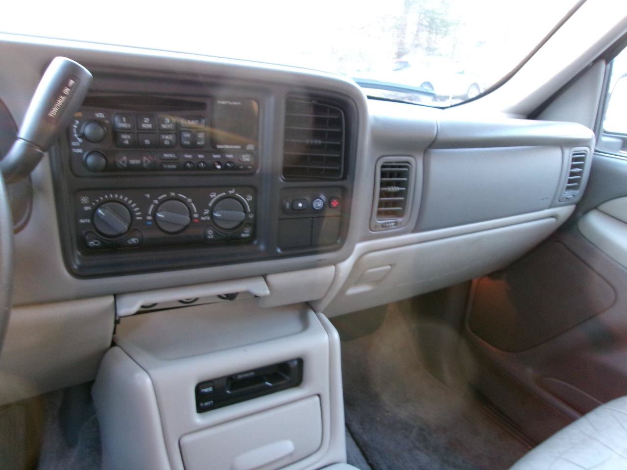 Used 2001 Chevrolet Suburban LT w/ LT Preferred Equipment Group RWD image 17