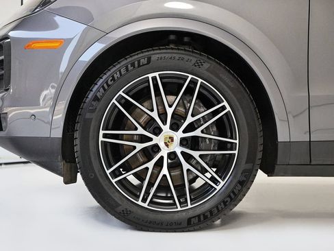 Used 2024 Porsche Cayenne AWD/4WD image 13