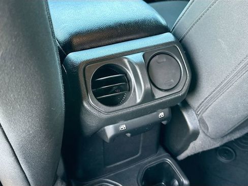 Used 2022 Jeep Wrangler Unlimited Sport image 23
