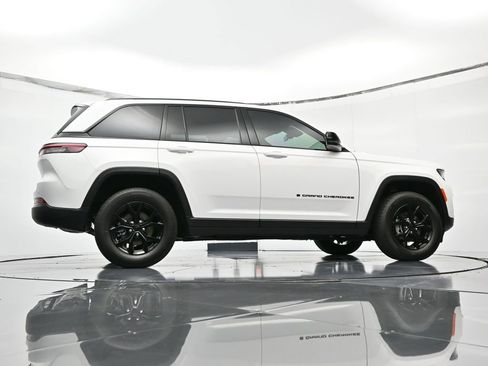 New 2025 Jeep Grand Cherokee Altitude image 39