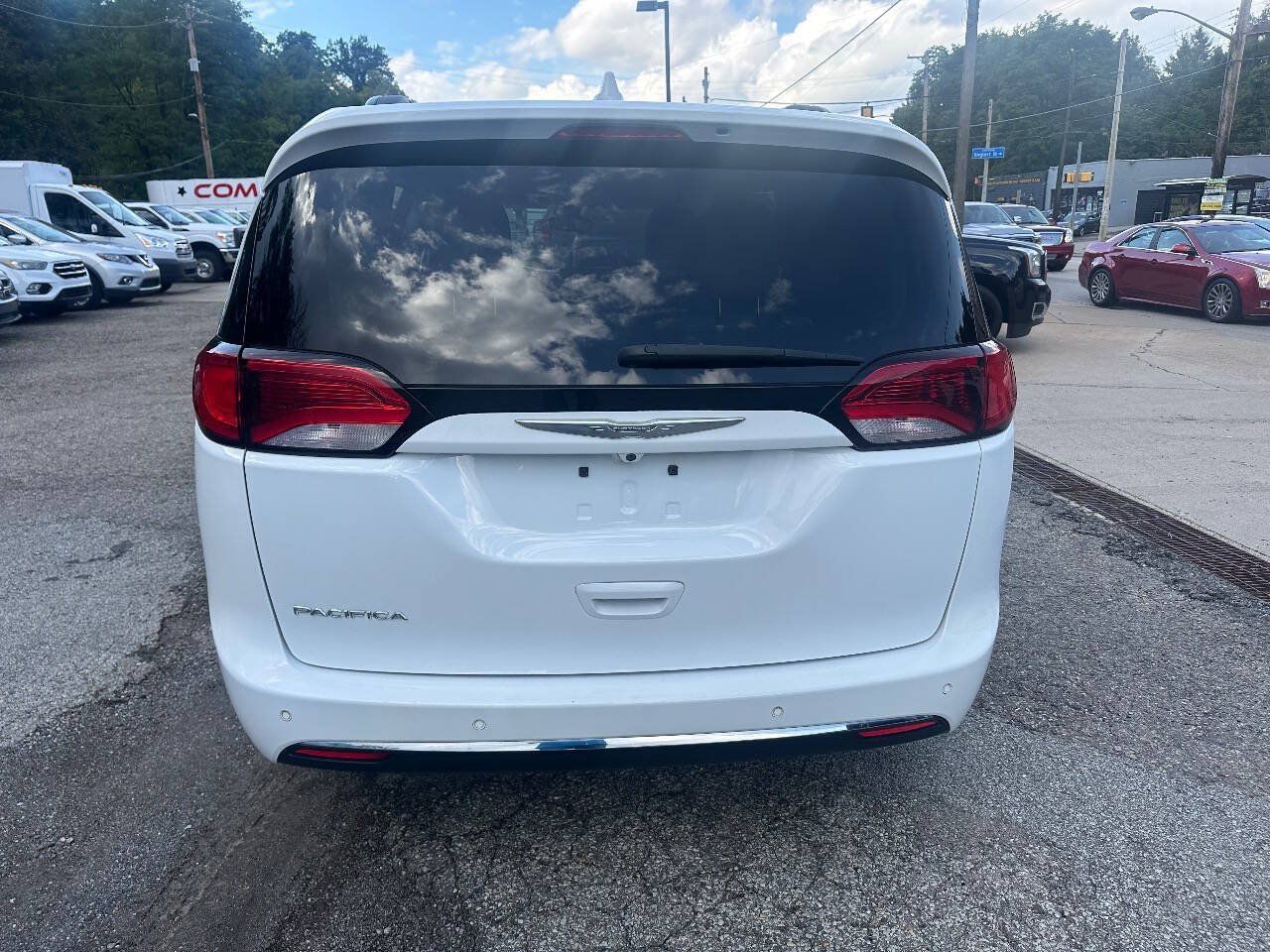 Used 2017 Chrysler Pacifica Touring-L w/ Tire & Wheel Group FWD image 5