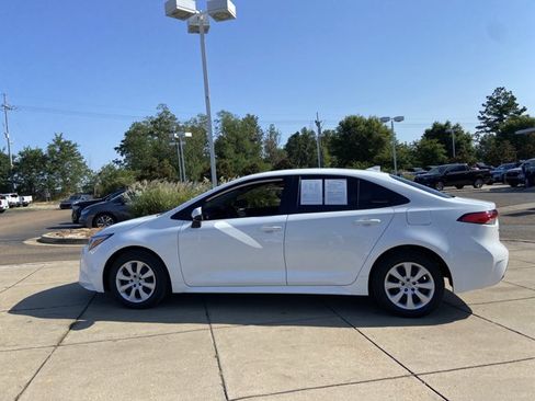 Used 2025 Toyota Corolla LE FWD image 3