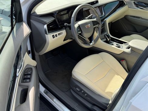 Used 2023 Cadillac XT6 Premium Luxury image 9