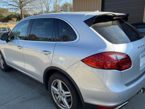 Used 2011 Porsche Cayenne S image 9