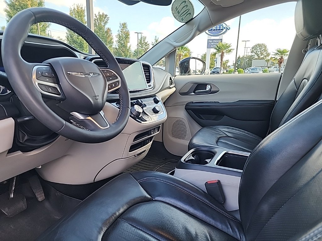 Used 2022 Chrysler Pacifica Touring-L FWD image 11