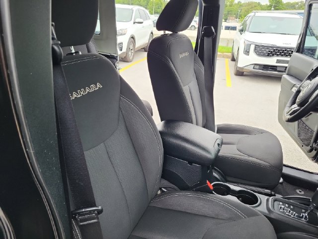 Used 2016 Jeep Wrangler Unlimited Sahara w/ Connectivity Group AWD/4WD image 15