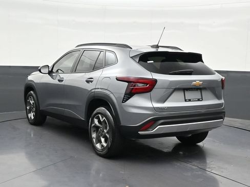 Used 2025 Chevrolet Trax LT FWD image 3