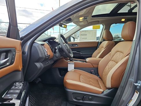 New 2026 Nissan Pathfinder Platinum image 9