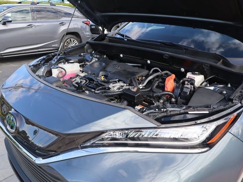 Used 2022 Toyota Venza LE image 12