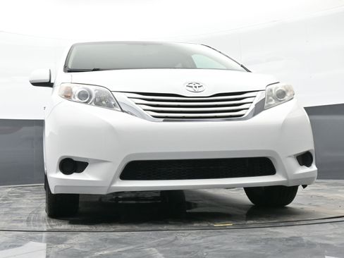 Used 2015 Toyota Sienna LE image 43