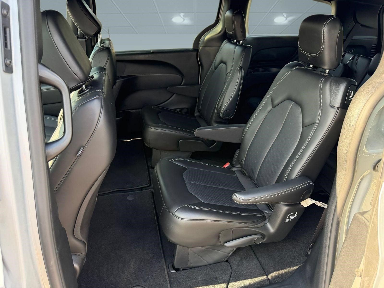 Used 2024 Chrysler Pacifica Touring-L w/ S Appearance Package FWD image 27