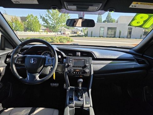 Used 2018 Honda Civic Sport image 9