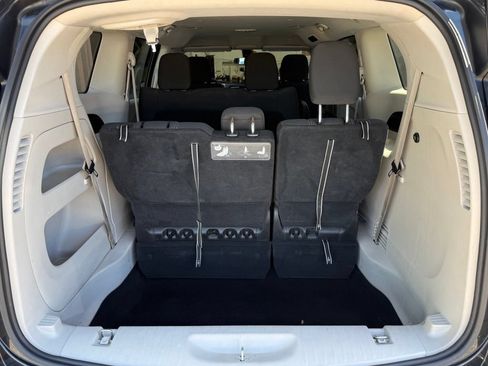 Used 2021 Chrysler Voyager L FWD image 16