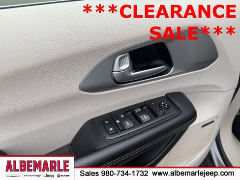 Used 2018 Chrysler Pacifica Limited image 13