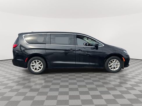 Used 2023 Chrysler Pacifica Touring-L image 5