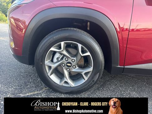 Used 2025 Chevrolet Trax LT FWD image 17