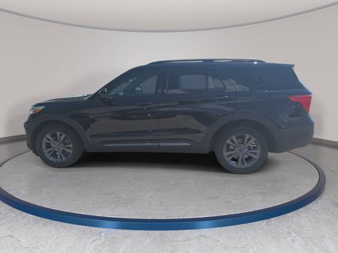 Used 2023 Ford Explorer XLT w/ Equipment Group 202A AWD/4WD image 8