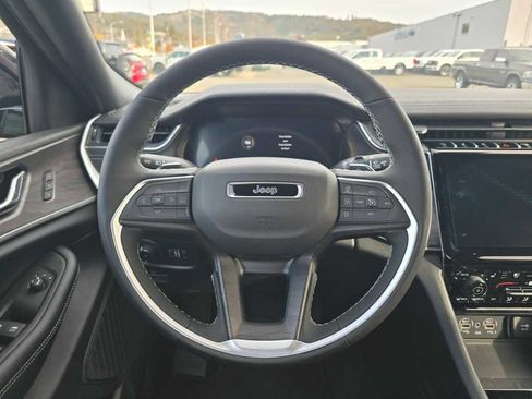 New 2025 Jeep Grand Cherokee Limited w/ Luxury Tech Group II image 11