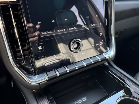 Used 2025 GMC Yukon Elevation image 25