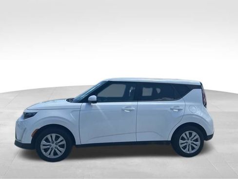 Used 2025 Kia Soul LX image 3