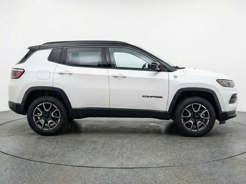 Used 2025 Jeep Compass Trailhawk AWD/4WD image 11