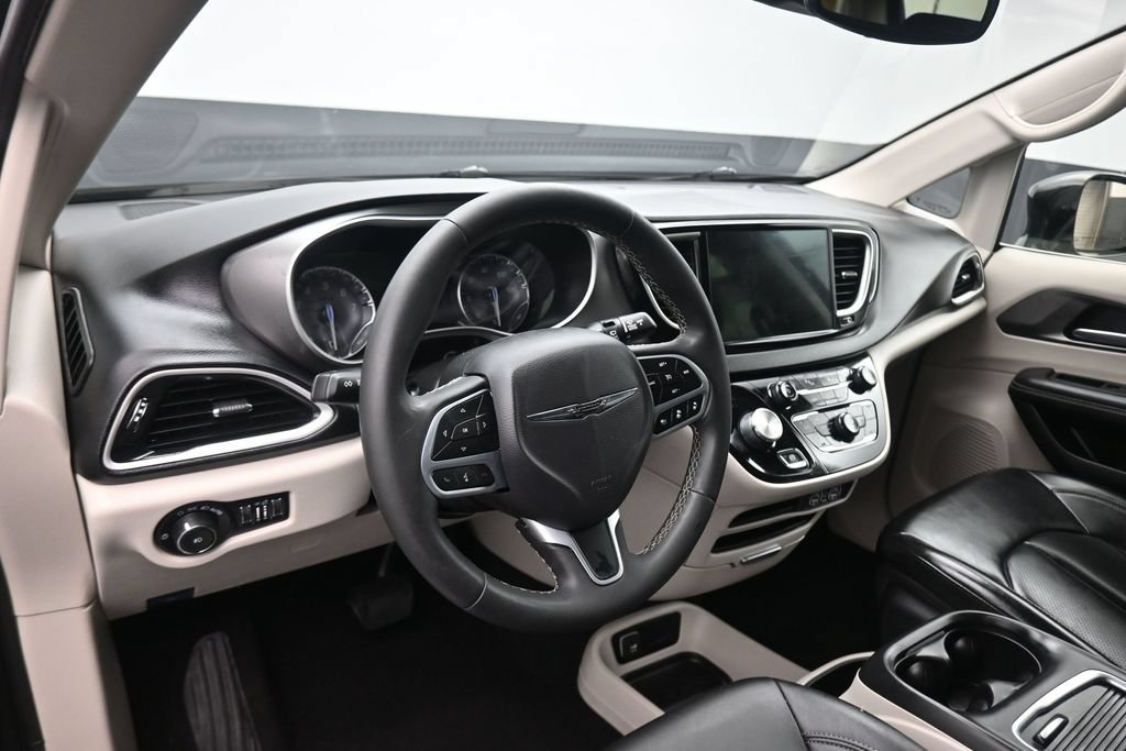 Used 2024 Chrysler Pacifica Touring-L FWD image 13