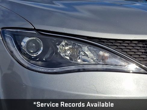 Used 2017 Chrysler Pacifica Touring-L image 11