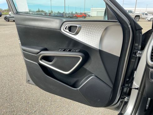 Used 2025 Kia Soul LX w/ LX Technology Package image 18