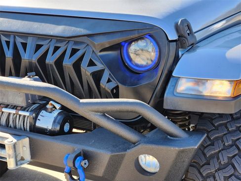 Used 2018 Jeep Wrangler Unlimited Sahara image 7