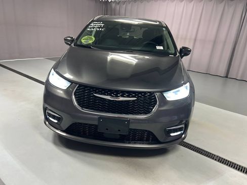 Used 2023 Chrysler Pacifica Touring-L FWD image 2