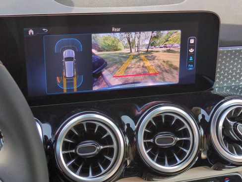 Used 2025 Mercedes-Benz GLB 250 4MATIC image 31