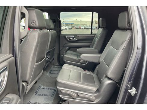 Used 2022 Chevrolet Suburban LT w/ Luxury Package image 15