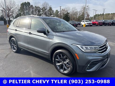 Used 2022 Volkswagen Tiguan SE w/ Panoramic Sunroof Package image 1