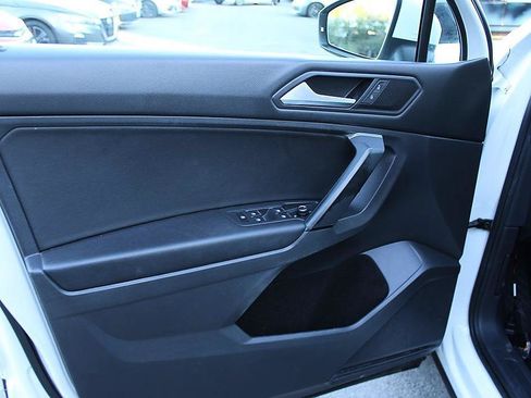 Used 2019 Volkswagen Tiguan SE w/ Panoramic Sunroof Package FWD image 8