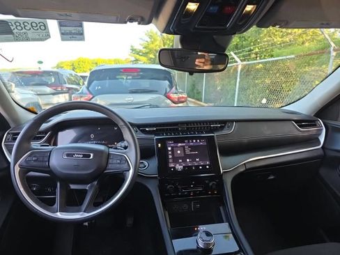 Used 2023 Jeep Grand Cherokee Laredo w/ Luxury Tech Group I AWD/4WD image 9