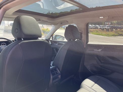 New 2026 Volkswagen Tiguan SE FWD image 13