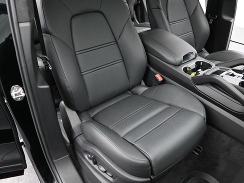 Used 2022 Porsche Cayenne GTS image 10