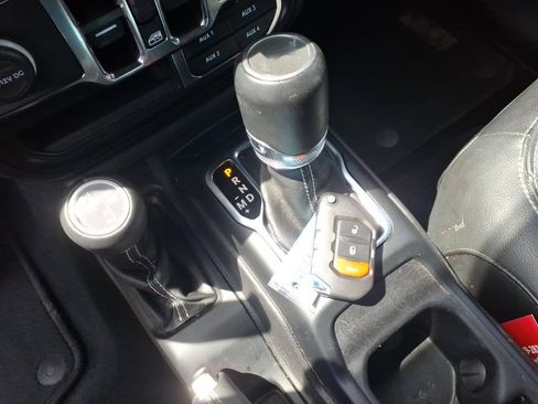 Used 2022 Jeep Wrangler Unlimited Sahara AWD/4WD image 11
