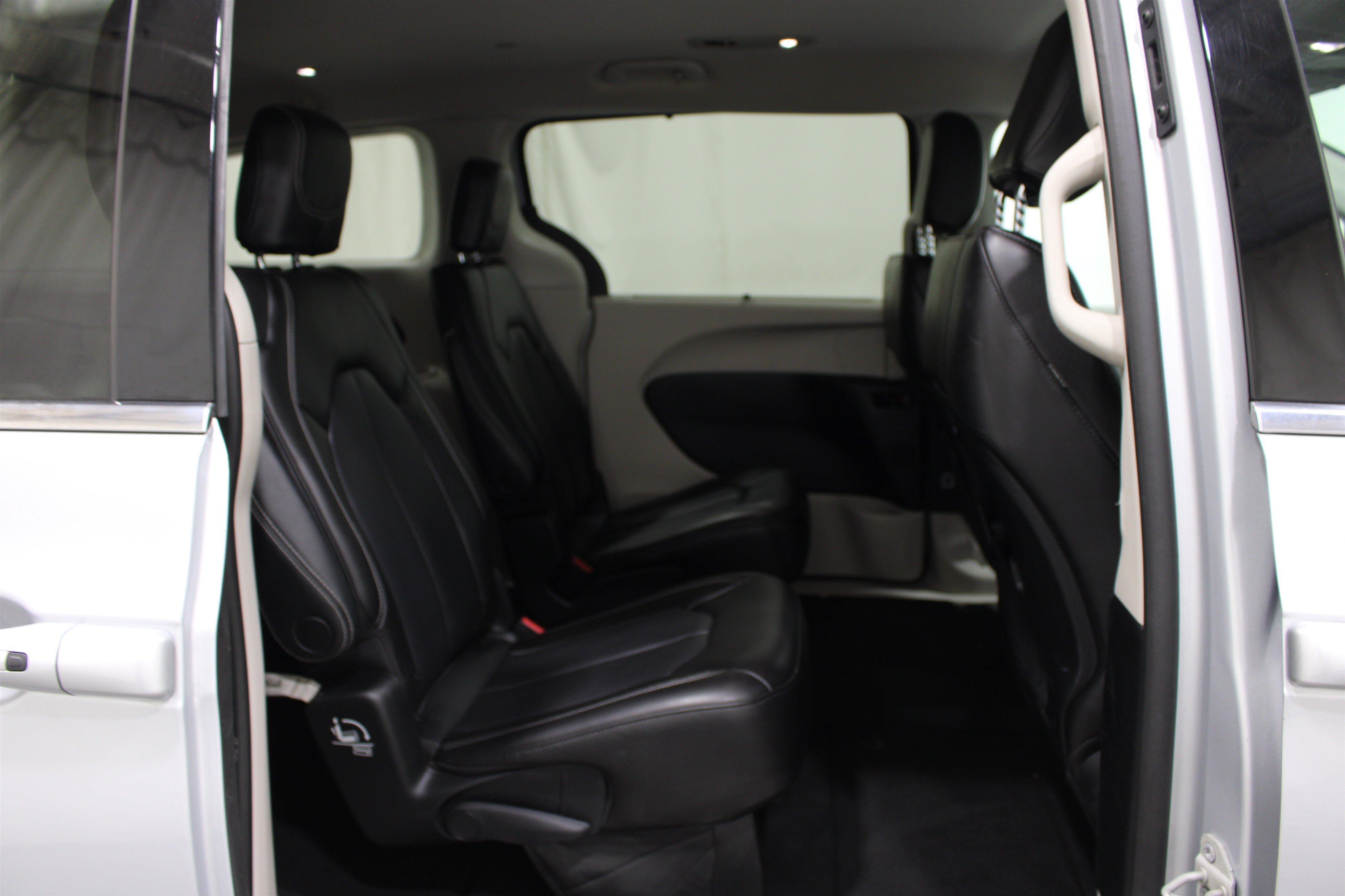 Used 2023 Chrysler Pacifica Touring-L FWD image 26