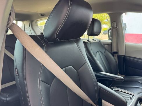 Used 2024 Chrysler Pacifica Limited FWD image 17