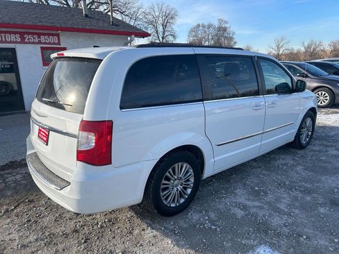 Used 2016 Chrysler Town & Country Touring w/ Driver Convenience Group image 3