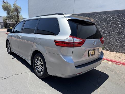 Used 2019 Toyota Sienna XLE FWD image 6