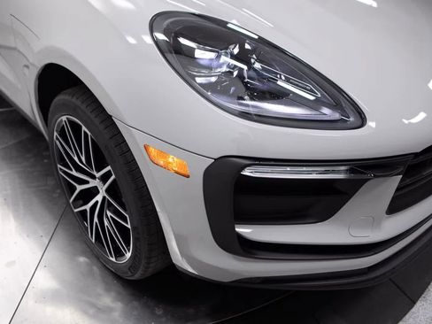 Certified 2026 Porsche Macan AWD/4WD image 12