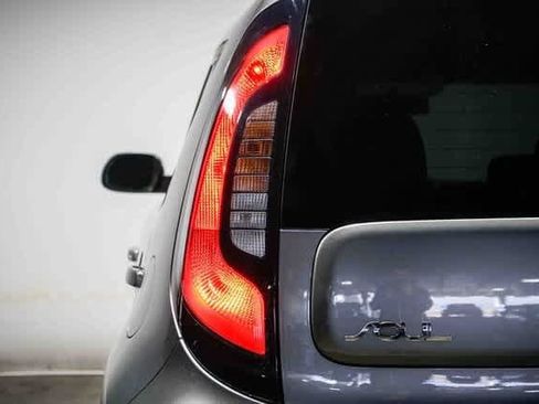 Used 2016 Kia Soul + image 9