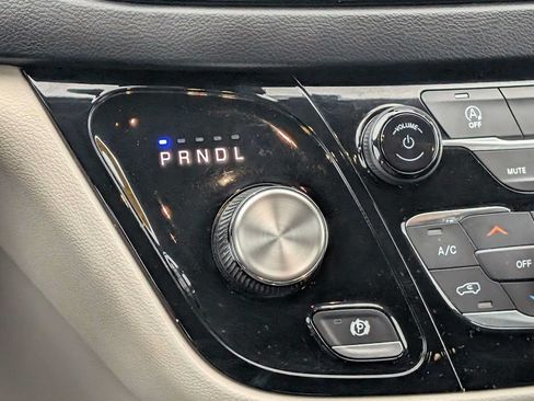 Used 2020 Chrysler Pacifica Touring-L w/ Tire & Wheel Group FWD image 23