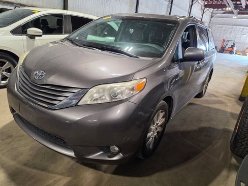 Used 2017 Toyota Sienna XLE Premium AWD/4WD image 1