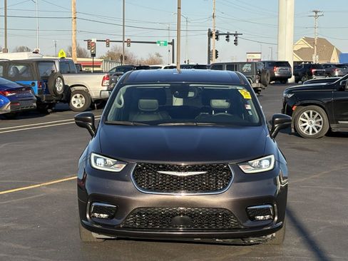 Used 2023 Chrysler Pacifica Touring-L image 3