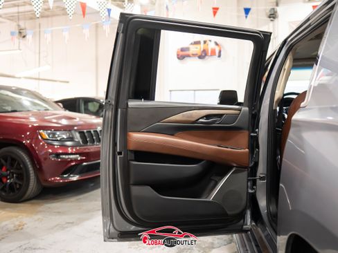 Used 2018 Cadillac Escalade ESV Premium Luxury image 45